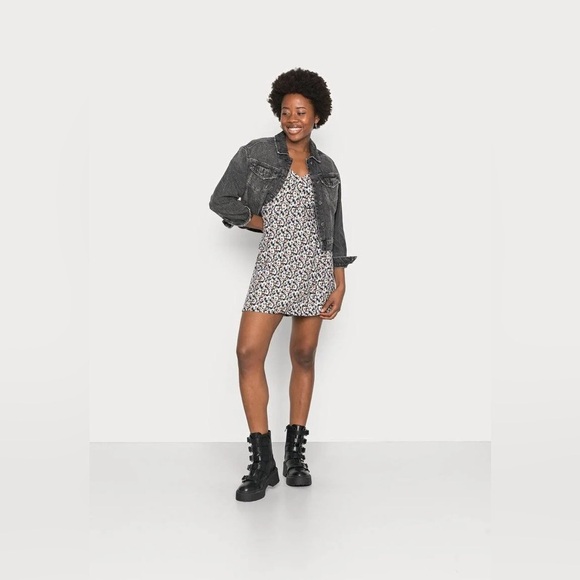 NWT Hollister Ditsy Daisy Puff-Sleeve Wrap Mini Dress Size XS Navy Floral - Picture 13 of 14